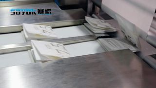 Máquina de embalagem com selo de quatro lados para luvas cirúrgicas duplas