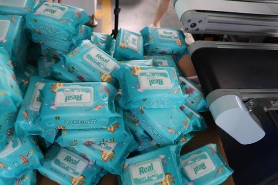 Good price Máquina de embalagem de toalhas úmidas durável Equipada com sistema de controlo avançado que assegura uma embalagem precisa e uma operação suave on-line